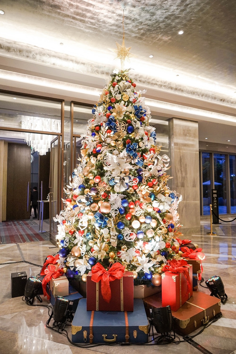 10 Magnificent Christmas Trees Around the Metro To Take Inspiration